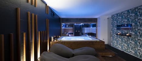 Couples treatment rooms, sauna, spa tub, steam room, Turkish bath