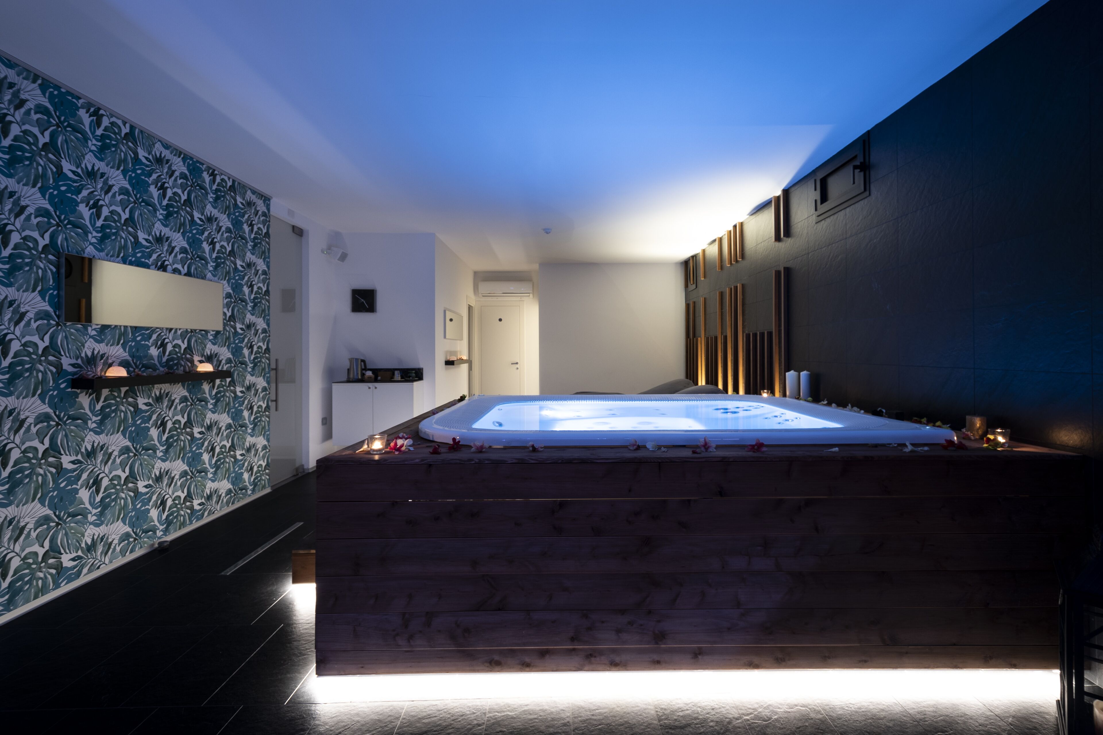 Couples treatment room(s), sauna, hot tub, steam room