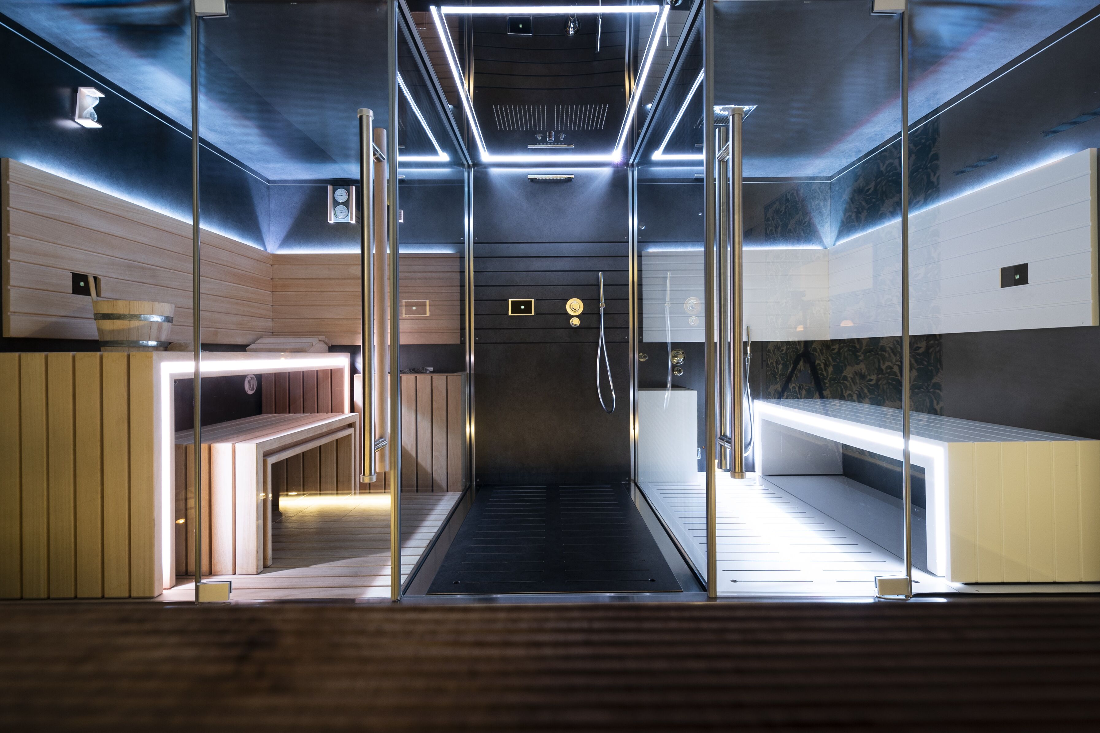 Salas de tratamiento para parejas, sauna y tina de hidromasaje 