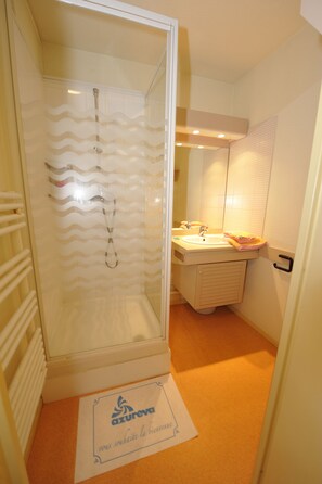 Shower, towels