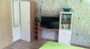 Schreibtisch, laptopgeeigneter Arbeitsplatz, Bügeleisen/Bügelbrett