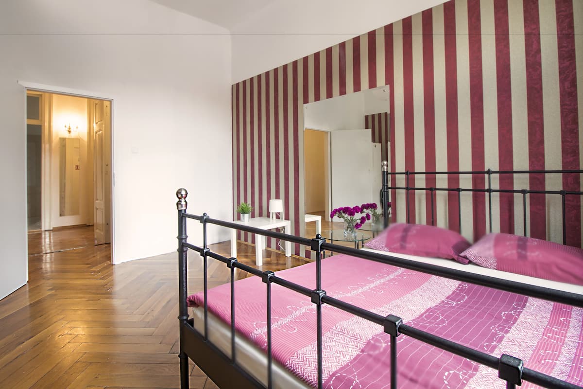 Habitación triple, baño compartido | Ropa de cama