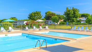 Piscine extérieure (ouverte en saison), chaises longues