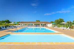 Seasonal outdoor pool, sun loungers - Azureva Fouras (Fouras)