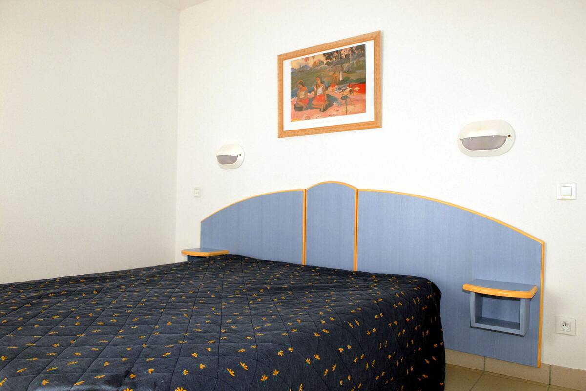 Soundproofing, free cots/infant beds, bed sheets