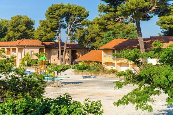 A residential area with houses featuring red-tiled roofs and stucco walls, surrounded by lush greenery and trees. - Azureva La Londe Les Maures (La Londe-les-Maures)