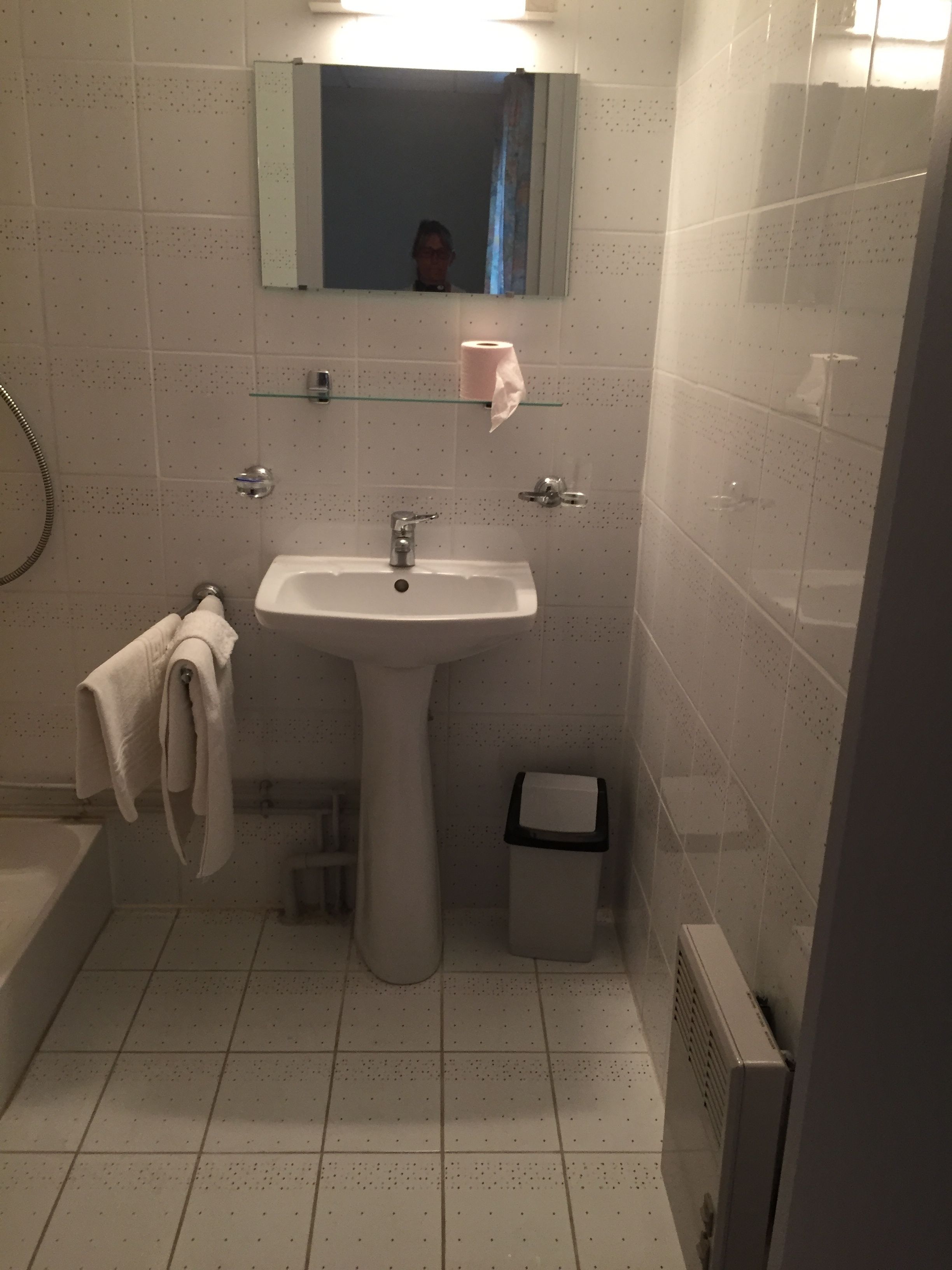 classic double room, private bathroom | bathroom | free toiletries, towels