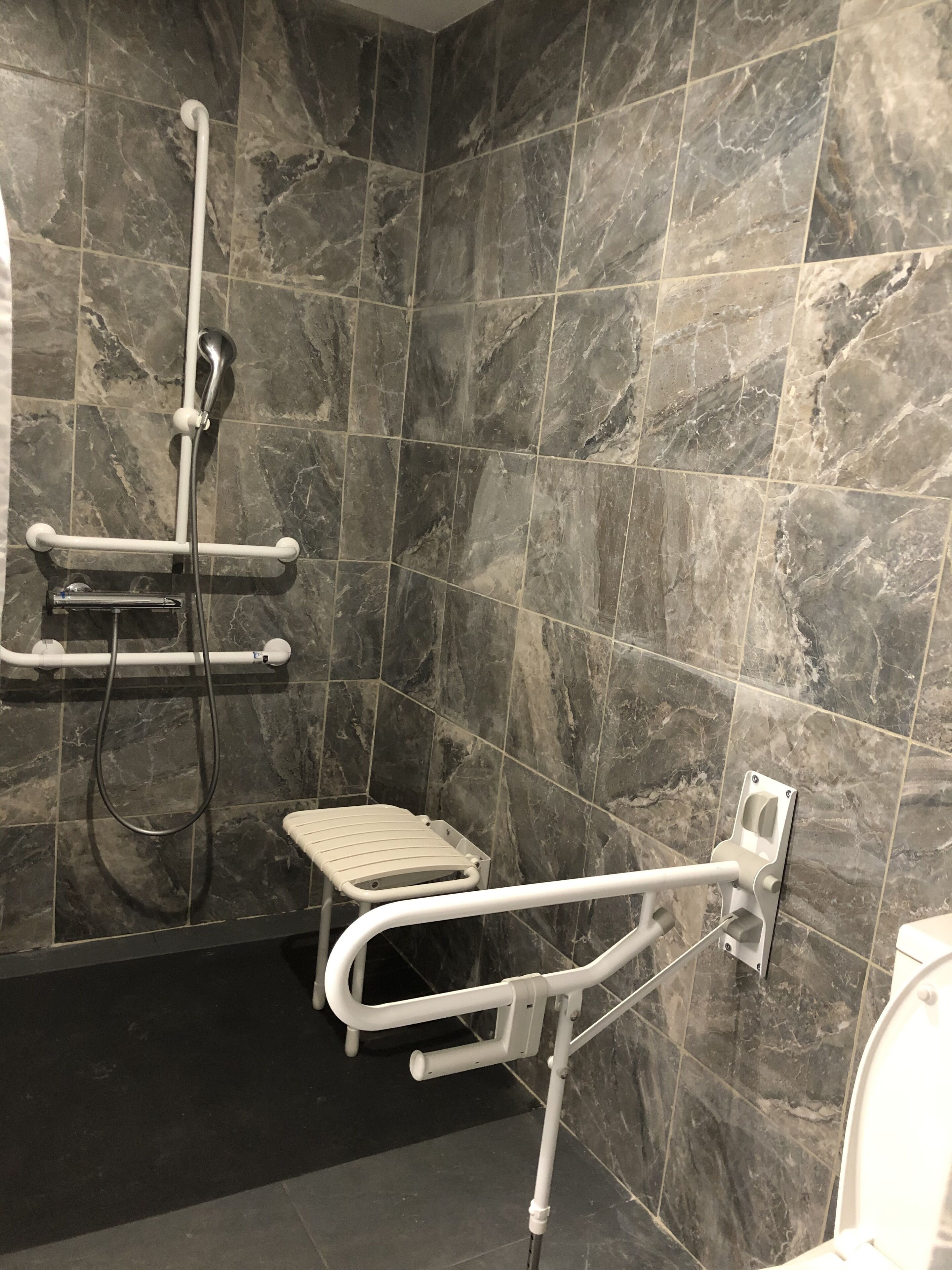 classic double room, private bathroom | bathroom | free toiletries, towels