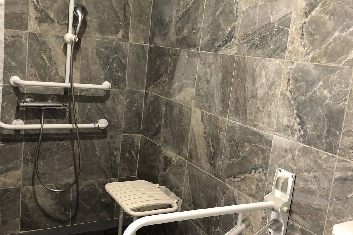 classic double room, private bathroom | bathroom | free toiletries, towels