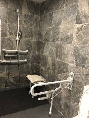 Klassieke tweepersoonskamer, privébadkamer | Badkamer | Gratis toiletartikelen, handdoeken