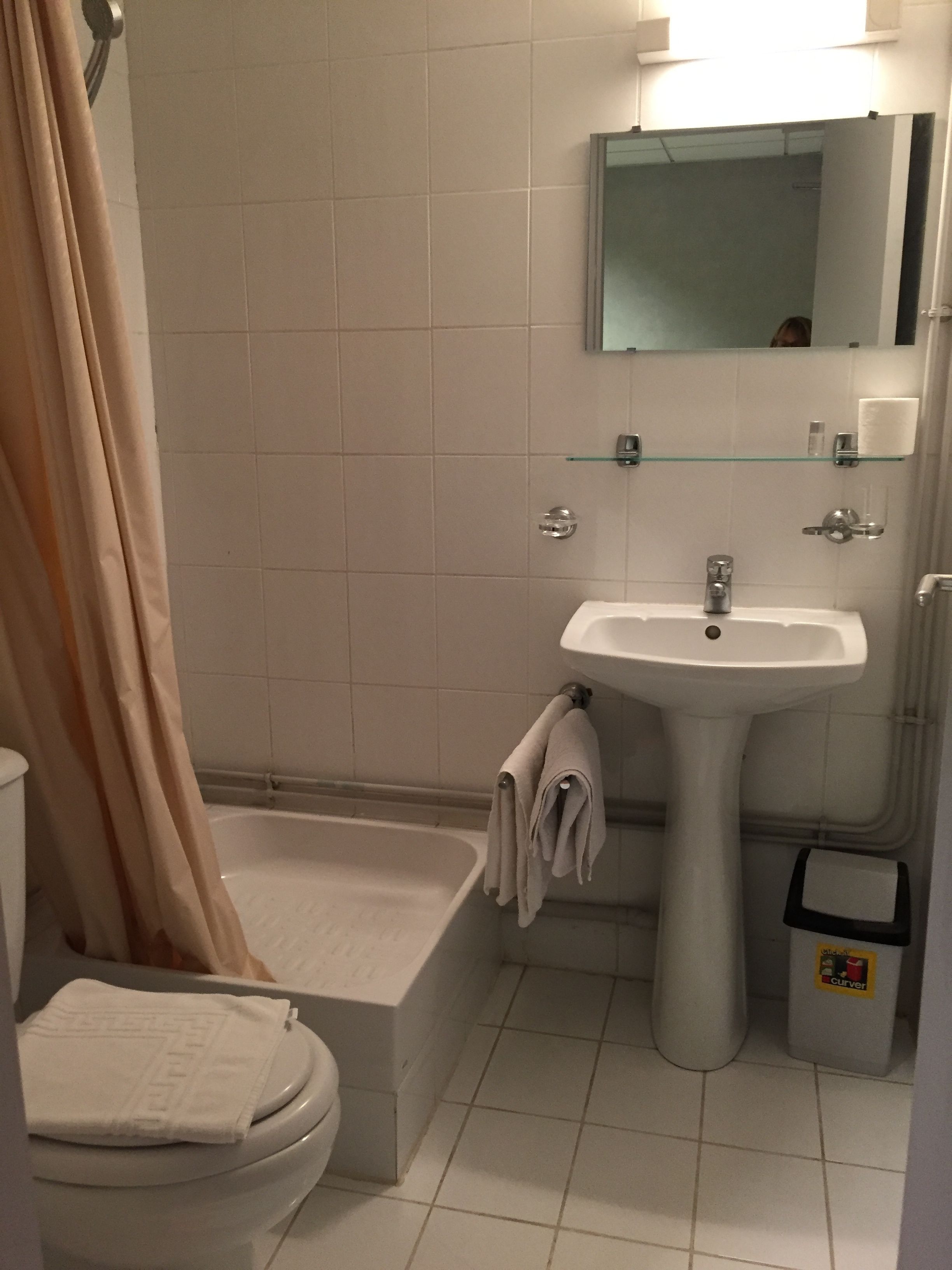 classic twin room | bathroom | free toiletries, towels
