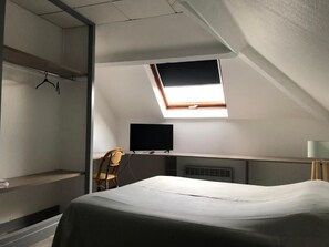 Muebles diferentes, escritorio y espacio para trabajar con laptop