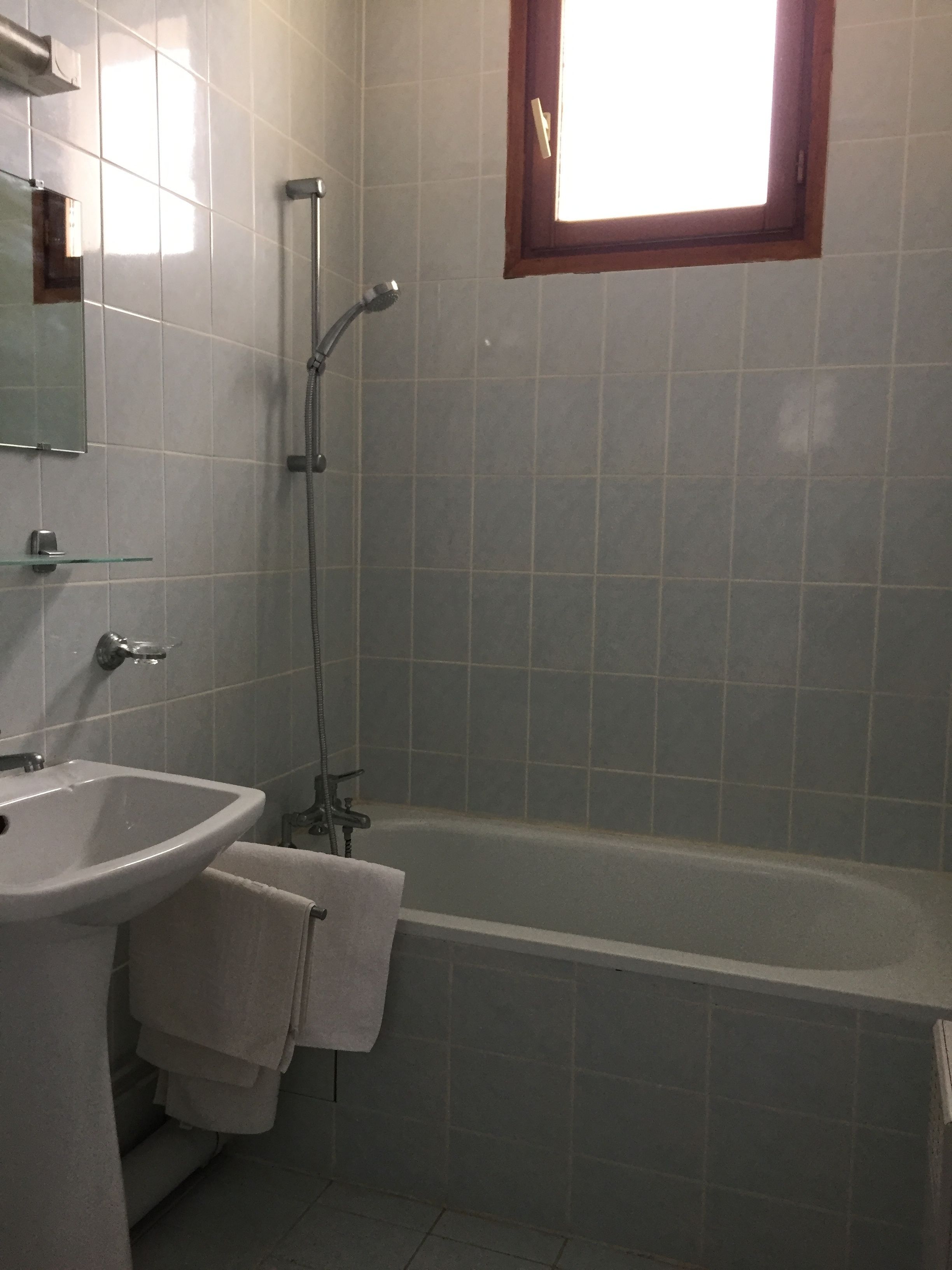 classic single room, 1 single bed, private bathroom | bathroom | free toiletries, towels