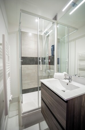 Doppelzimmer | Badezimmer | Dusche, Handtücher