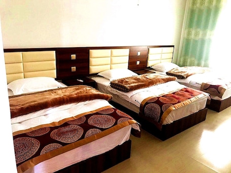 Triple Room | Bathroom | Shower, rainfall showerhead, free toiletries, hair dryer