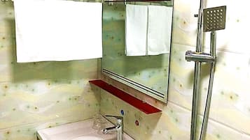 Shower, pancuran hujan, perlengkapan mandi gratis, dan pengering rambut