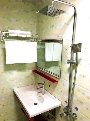 Shower, rainfall showerhead, free toiletries, hair dryer - Hongjingxuan Hotel (Kunming)