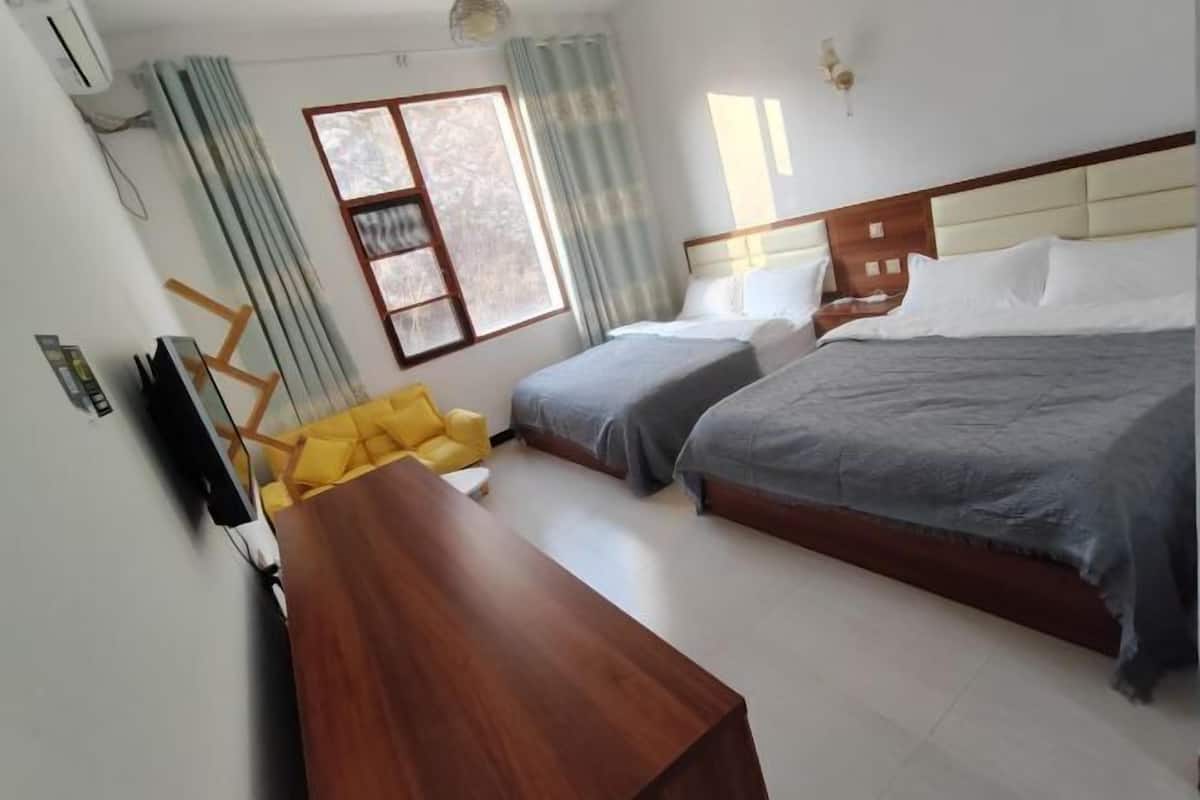 Bàn, màn/rèm cản sáng, phòng cách âm 