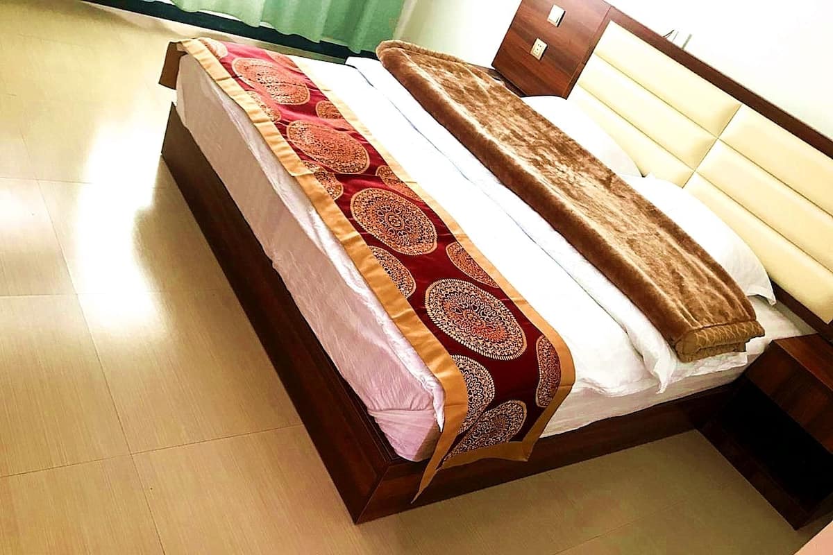 Phòng đôi Deluxe | Bàn, màn/rèm cản sáng, phòng cách âm 