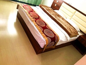 Deluxe Double Room | Desk, blackout drapes, soundproofing, free WiFi - Hongjingxuan Hotel (Kunming)