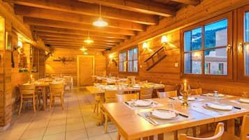 Breakfast, lunch, dinner served; Regional cuisine