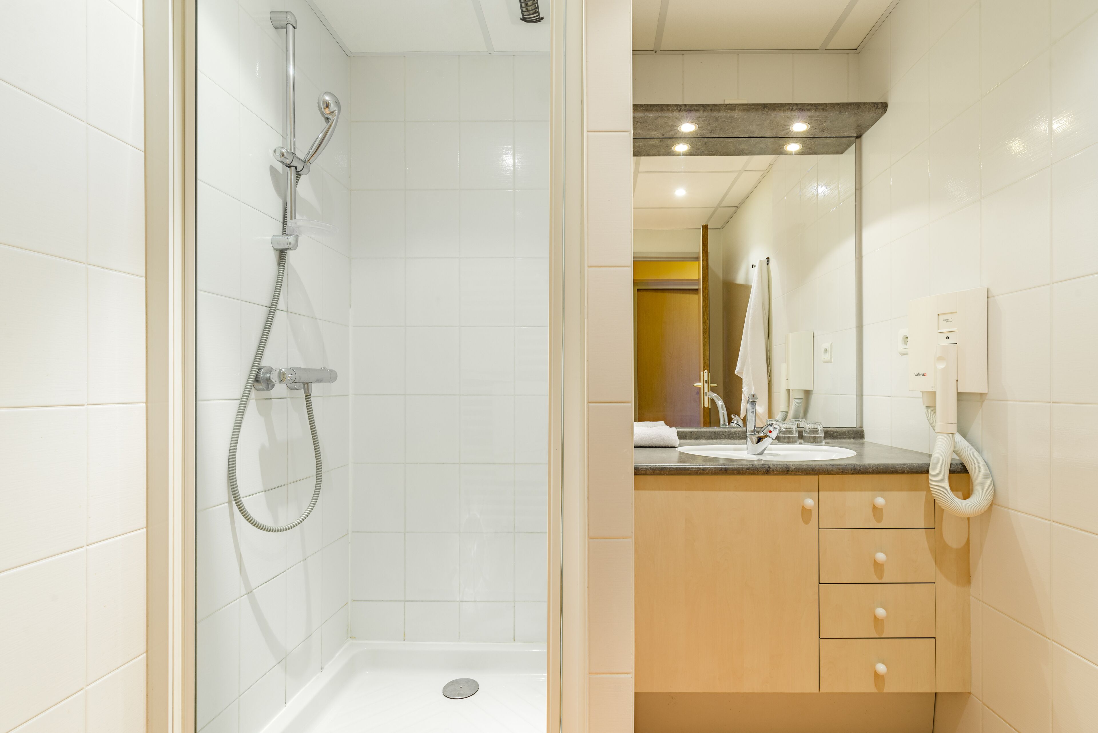 Een douche, een haardroger, handdoeken