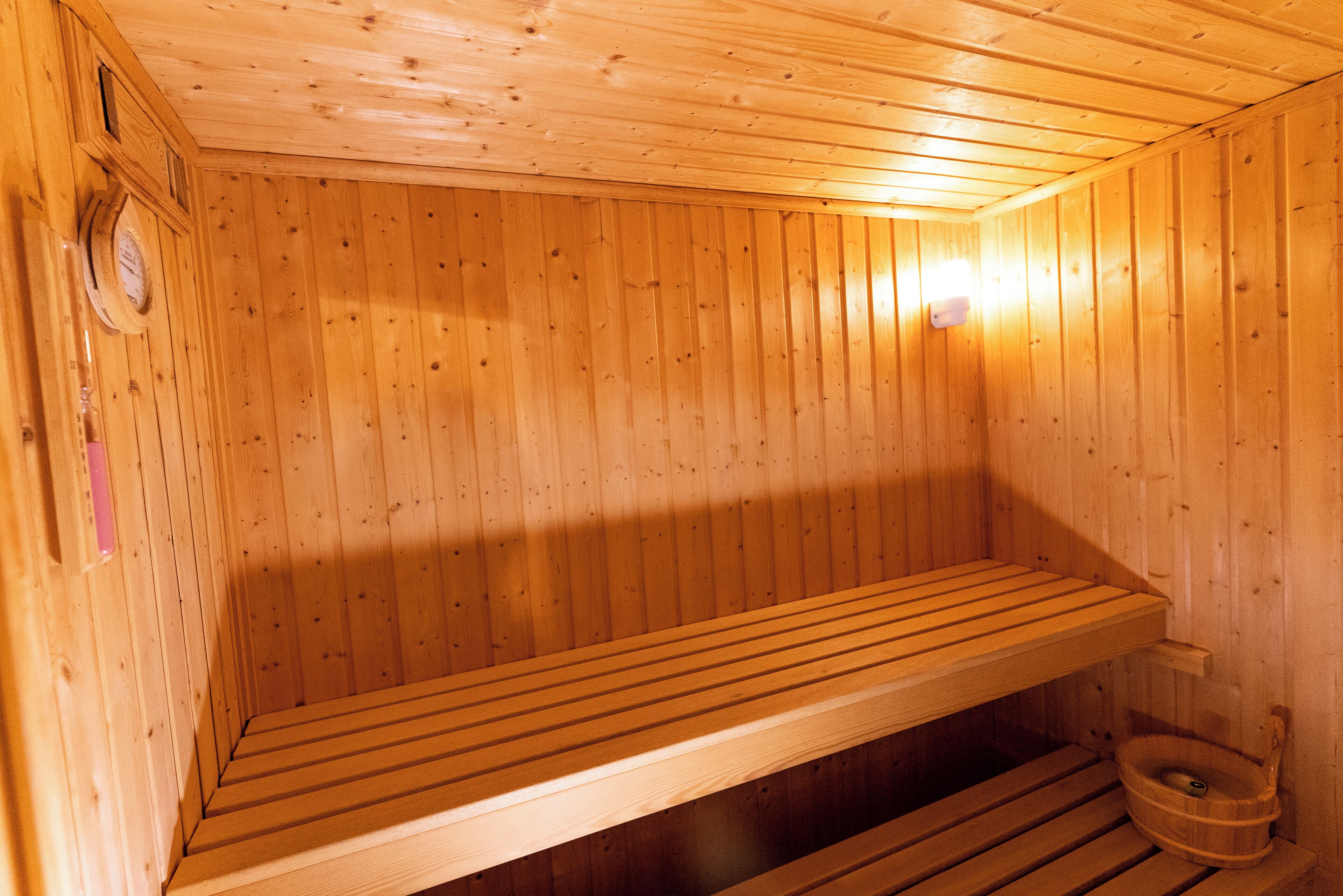 Uma sauna com paredes e bancos de madeira.