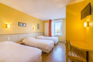 Escritorio, sistema de insonorización, cunas gratuitas y ropa de cama 