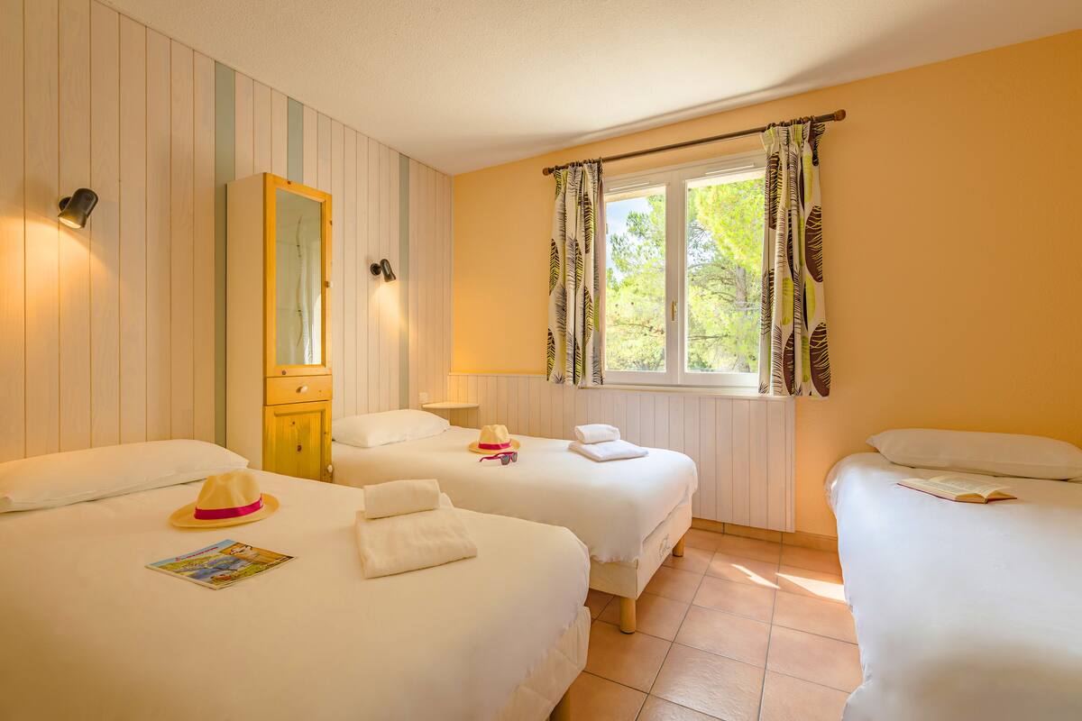 2 bedrooms, desk, free WiFi, bed sheets