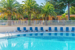 Piscine extérieure, chaises longues