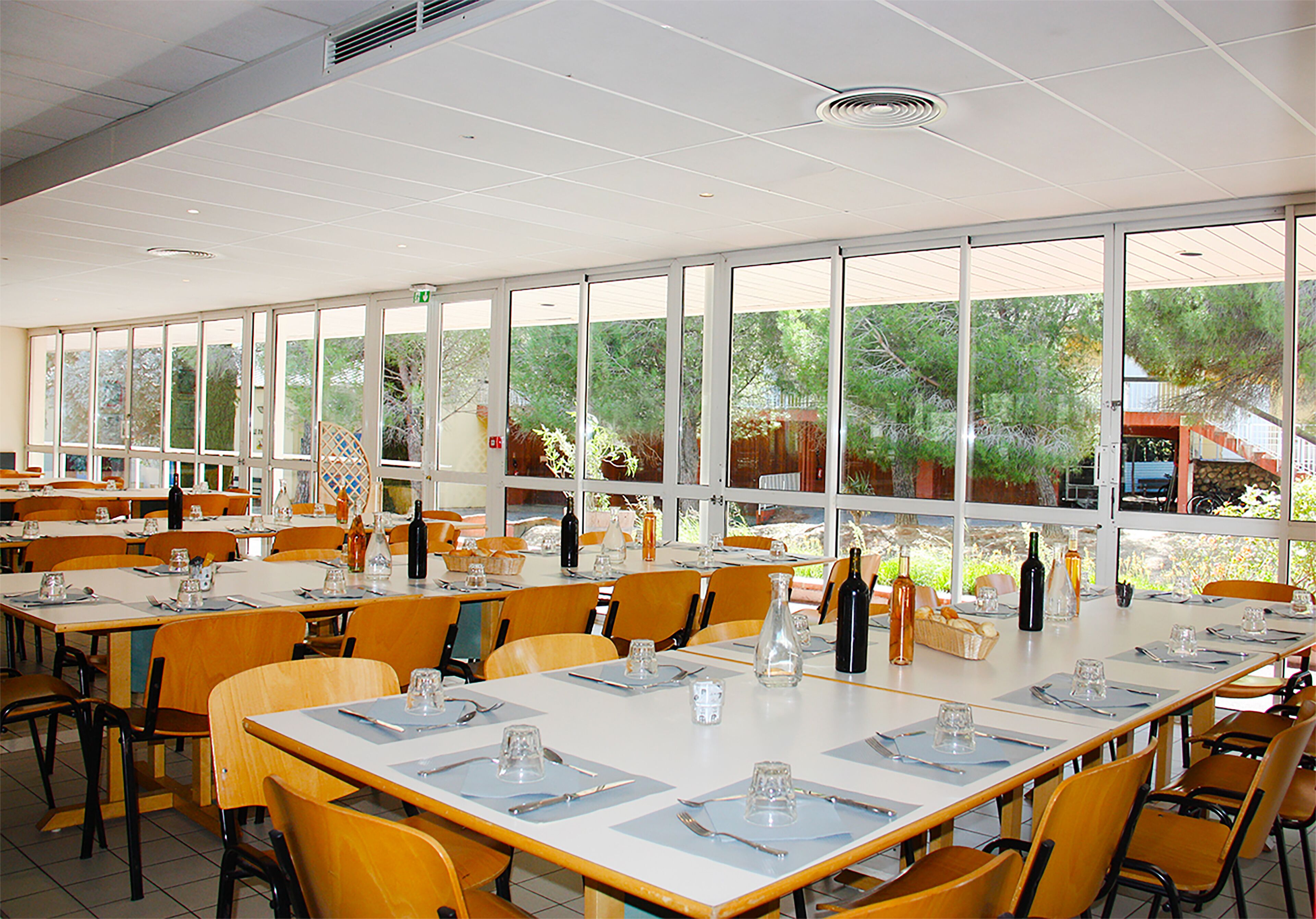 تقديم الإفطار، أطباق البحر المتوسط، إطلالات على حمام السباحة