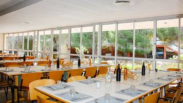 Se sirven desayunos y cocina mediterránea; con vista a la alberca