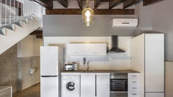 Estudio | Cocina privada | Frigorífico grande, microondas, horno y placa de cocina