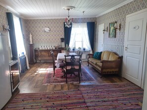 Classic Double Room, 1 Queen Bed | Shared kitchen | Fridge, microwave, dishwasher, cookware/dishes/utensils - Paradiset (Hammarland)