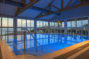 Indoor pool, sun loungers - Village Vacances Azureva Hendaye (Hendaye)
