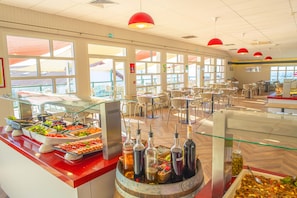 Petit déjeuner, déjeuner et dîner servis sur place