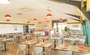 朝食、ランチ、ディナーに営業 (郷土料理)