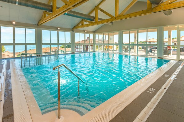 Indoor pool, pool loungers - Village Vacances Azureva Hendaye (Hendaye)