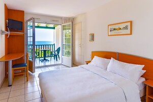 Habitación, 3 habitaciones, habitaciones comunicadas, vistas al mar | 2 dormitorios, tabla de planchar con plancha, wifi gratis y ropa de cama