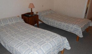 Desk, free cribs/infant beds, free WiFi, bed sheets - HOTEL RESTAURANT Le Traîneau (Clelles)