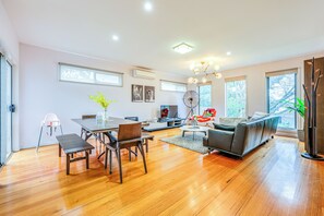 Villa de lujo, varias camas, para no fumadores | Área de sala de estar | Smart TV 