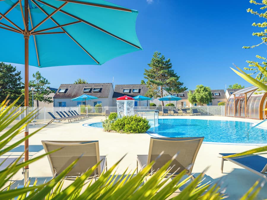 Kolam renang indoor dan kolam renang outdoor, dengan payung kolam renang