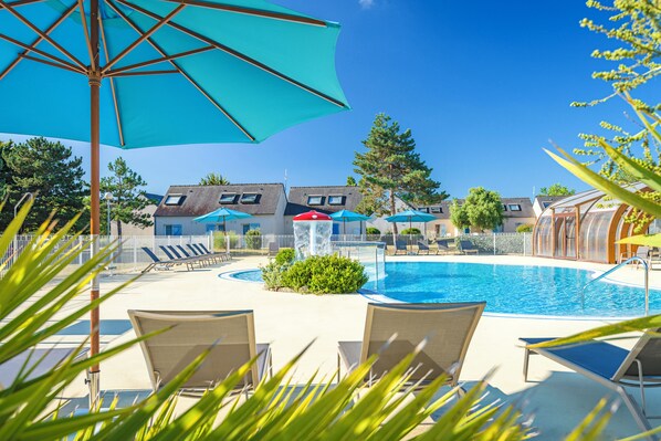 Indoor pool, outdoor pool, pool umbrellas, pool loungers - Village Vacances Azureva Kerjouanno (Arzon)