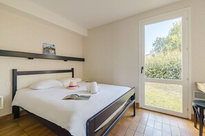 2 quartos, berços grátis, roupa de cama