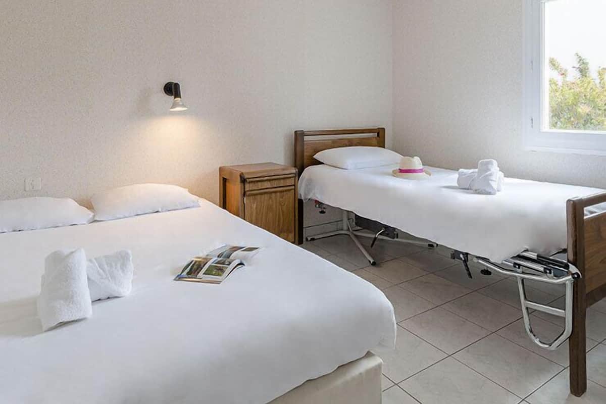 Room, 3 Bedrooms, Accessible | 2 bedrooms, free cots/infant beds, bed sheets
