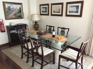 Penthouse, 4 Schlafzimmer, Balkon, Meerblick | Essbereich im Zimmer