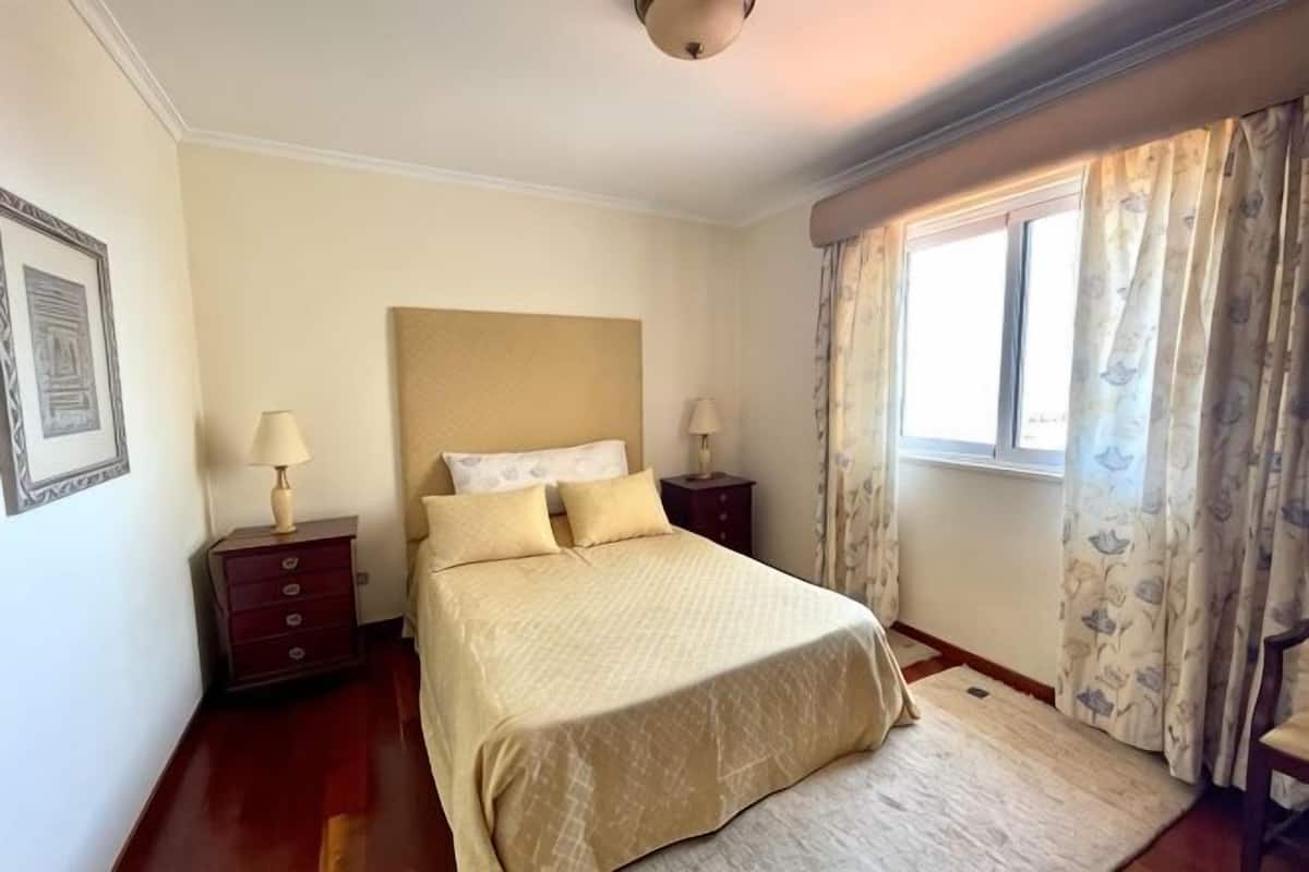 4 kamar tidur, seprai premium, dan tirai kedap cahaya