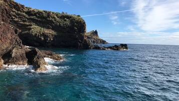Vlak bij het strand, zwart zand