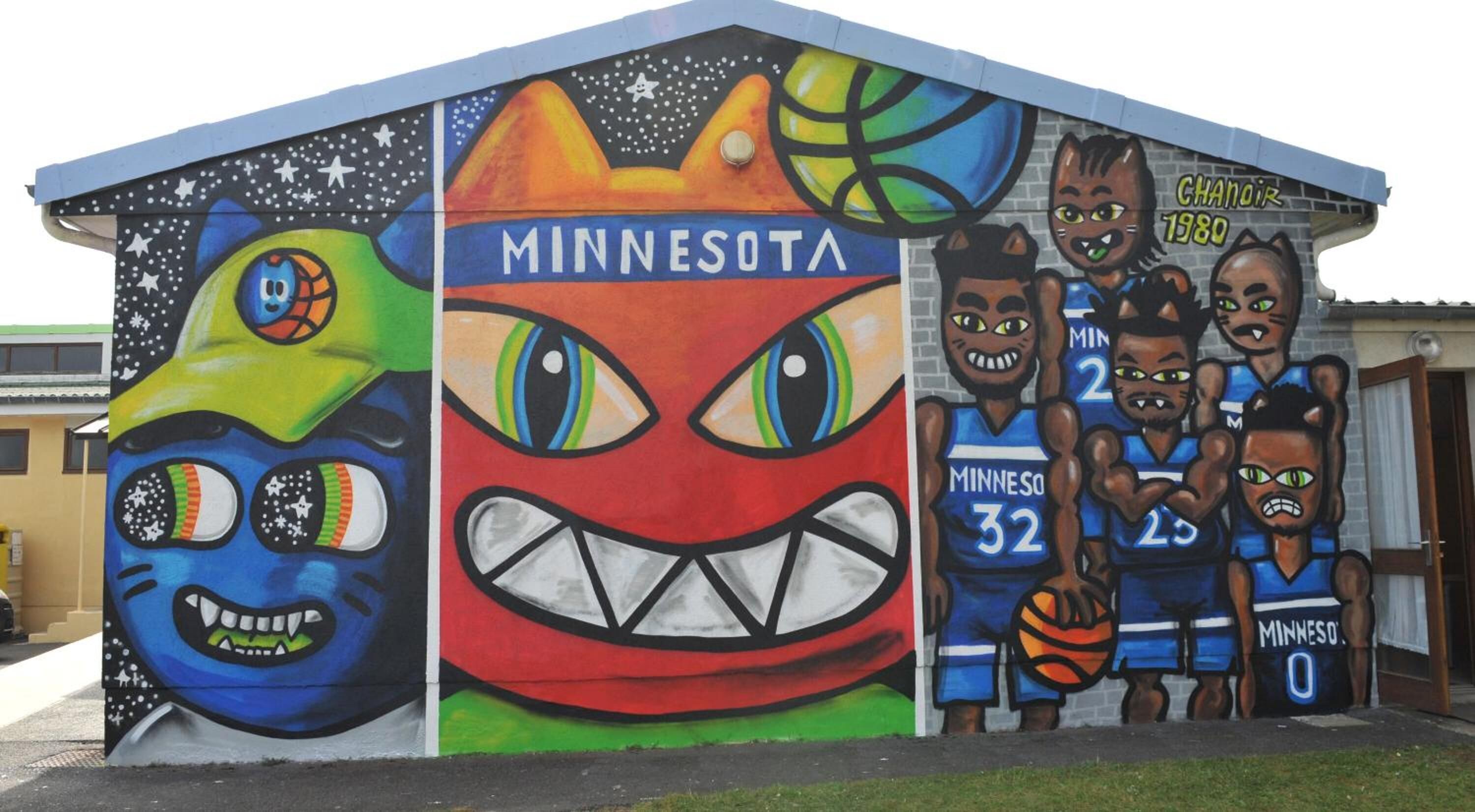 Ein Gebäude mit Wandmalerei, die Zeichentrickfiguren und den Schriftzug „MINNESOTA“ zeigt.
