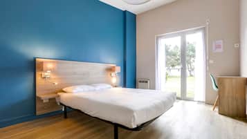 Tabla de planchar con plancha, wifi gratis y ropa de cama